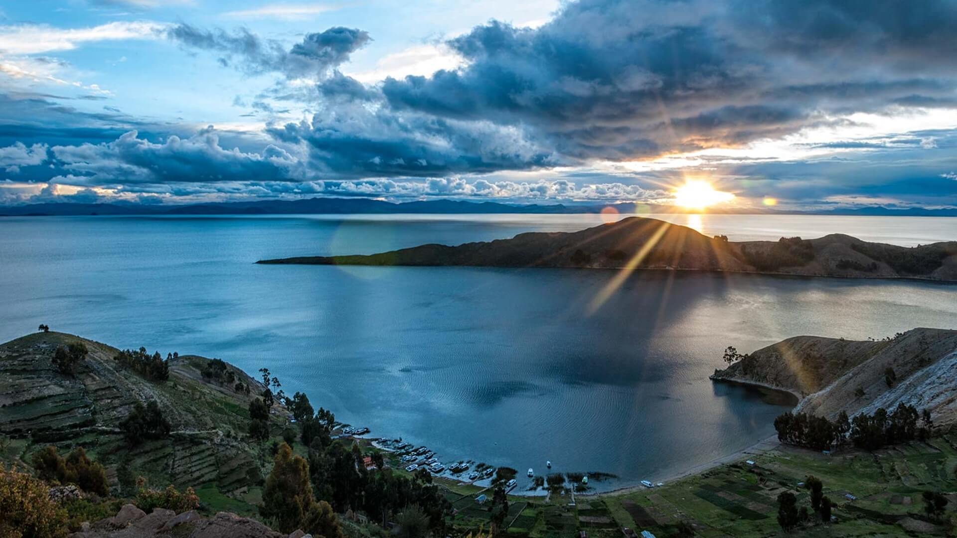 Озеро титикака в южной америке. Озеро Титикака Перу. Боливия озеро Титикака. Южная Америка озеро Титикака. Высокогорное озеро Титикака.